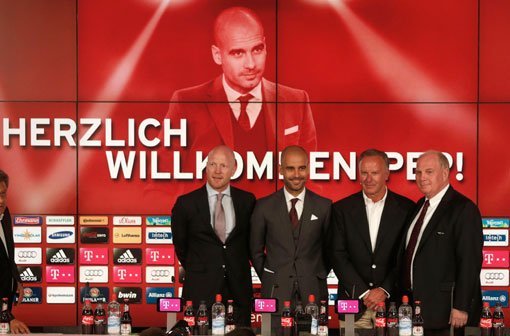 Guardiola in mezzo ai Dirigenti del Bayern Monaco