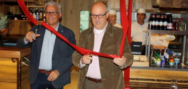 Il momento del taglio el nastro.