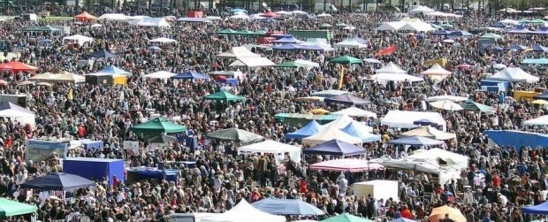 Monaco di Baviera Riesenflohmarkt auf dem Frühlingsfest