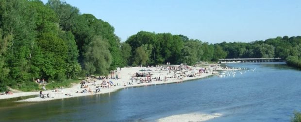 Monaco di Baviera: Persone prendono il sole all'Isar