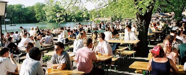 Monaco di Baviera: con la bella stagione si riempiono i biergarten