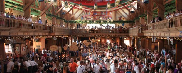 Monaco di Baviera: Oktoberfest - interno del Weinzelt dove per prenotare un tavolo la sera bisogna pagare 80 Euro