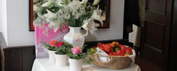 Trattoria Alba: cesto di pomodori pachino posti all'entrata