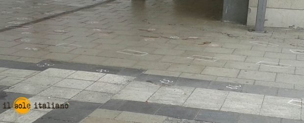 Monaco di Baviera - Grafing. Le orme nel sangue lasciate a piedi nudi dall'attentatore