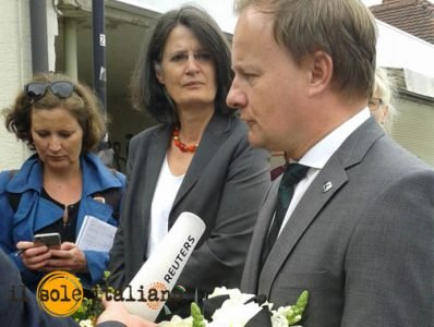 Monaco di Baviera – Grafing Il sindaco Angelika Obermayer (al centro) e un funzionario del Landrat (foto © ilsoleitaliano)